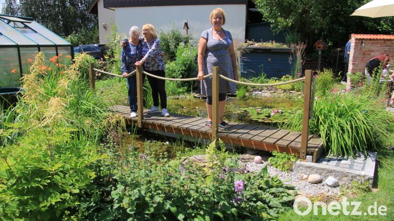 Ein Blick von der Brücke, der über den Gartenteich führt. Rechts Doris Schwarz, der dieser Garten gehört. Bild: kro