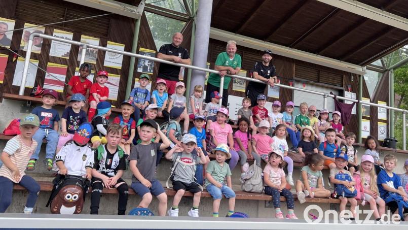 Die Mädchen und Buben des evangelischen Kindergartens Regenbogen Erbendorf waren zum Fußballaktionstag zum TSV-Gelände am „Kreinzl“ gekommen. Bild: Evangelischer Kindergarten Regenbogen/exb