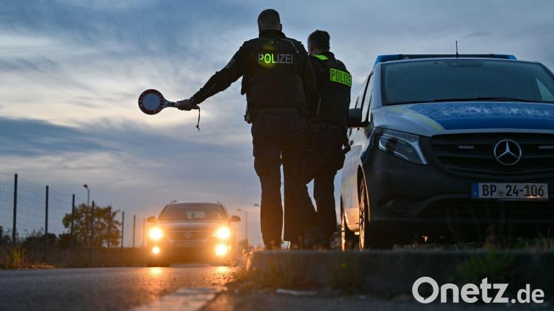 Einen Kanadier und einen Ukrainer ohne mit unzureichenden Ausweisdokumenten schickte die Bundespolizei Selb in Schirnding zurück nach Tschechien. Symbolbild: Patrick Pleul/dpa