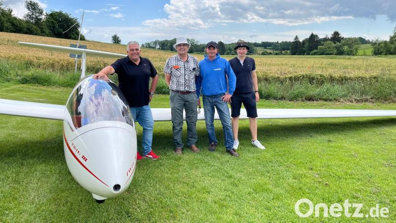 Prüfer Frank Kurtz mit den strahlenden frisch gebackenen Scheinpiloten: Kurt Maier, Christian Kelm und Kristian Soloviov Bild: Gerhard Götz, LSG Amberg