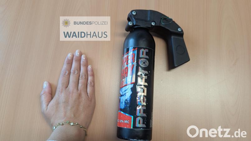 Mehr einem Minifeuerlöscher als einem Pfefferspray ähnelte ein Reizstoffsprühgerät mit fast einem halben Liter Inhalt, das ein 18-jähriger Russe auf der Rücksitzbank seines Wagens transportierte. Bild: Bundespolizei/exb
