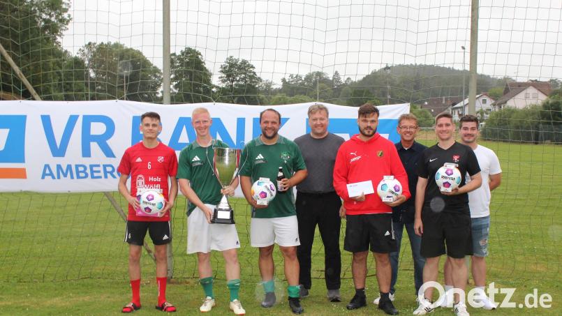 Zum 47. Mal wurde heuer das VR-Bank Fußballturnier ausgetragen. Sieger wurde die Mannschaft der DJK Ammerthal II. Auf dem Bild Sponsoren und Funktionäre mit den Kapitänen der Mannschaften. Bild: aun