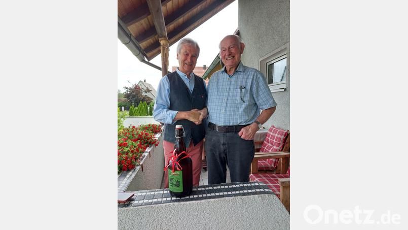 Günther Krist (rechts) nimmt die Glückwünsche von Manfred Haberzeth zum Runden entgegen. Bild: M. Haberzeth/exb