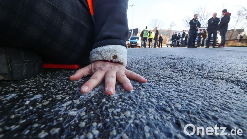 Festgeklebt auf der Straße: Für die Weidener Klimaaktivistin hat dies nun eine Verurteilung zur Folge. Symbolbild: Nadine Weigel/dpa