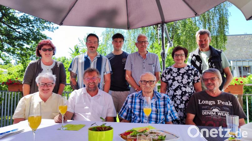 Heiner Dworzak (vorne, Zweiter von rechts) stieß mit seiner Familie sowie Zweitem Bürgermeister Hermann Schraml (links daneben) auf seinen 90. Geburtstag an. Bild: BRK Seniorenzentrum Kemnath/exb