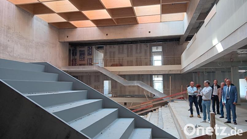 Das Herzstück des Schulneubaus ist die Aula mit einer riesigen Sitztreppe. Ein Bild vom Baufrotschritt machte sich der Kreisausschuss. Bild: as