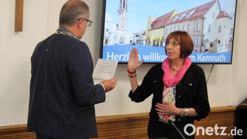 Rathauschef Roman Schäffler vereidigte Jutta Deiml als neue Dritte Bürgermeisterin der Stadt Kemnath. Bild: stg