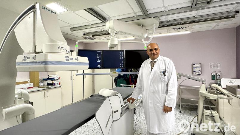 Professor Dr. Dr. Abdelrehim Nour-Eldin an seinem Arbeitsplatz im Klinikum Fichtelgebirge. Bild: Matthias Bäumler/fph