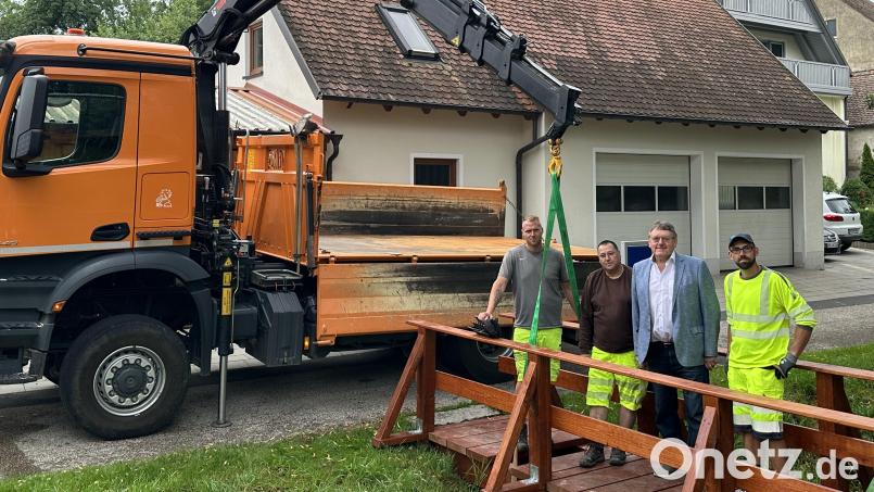 Michael Ruppert, Dietmar Neubauer, Bürgermeister Hans-Martin Schertl und Tobias Graßler (von links) testen den neuen Fußgängersteg über den Ebersbach. Bild: Stefanie Gradl