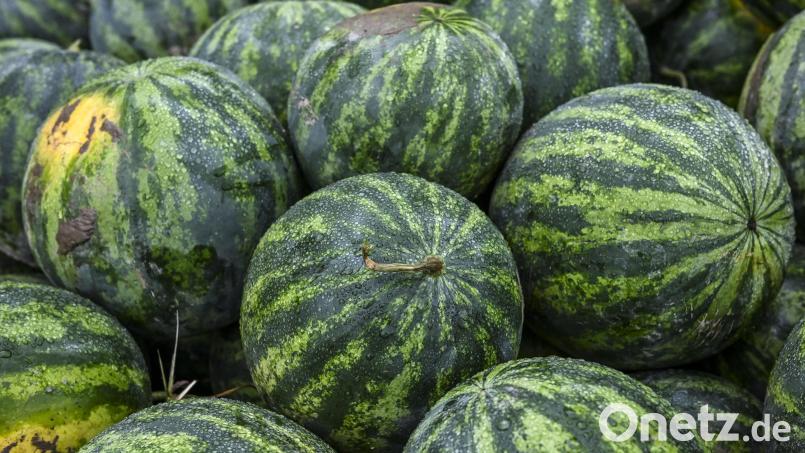Ein 86-Jähriger hat in Niederbayern versucht 30 Melonen zu stehlen. Archivbild: Jens Kalaene