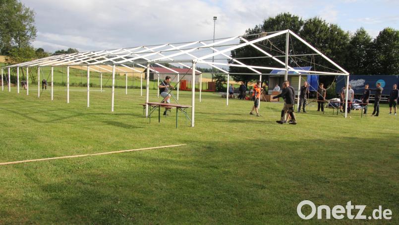 Die SG Großkonreuth feiert am Wochenende ihr 50-jähriges Bestehen. Vereinsmitglieder bauten dafür bereits am Montagabend das Festzelt hinter dem Vereinsheim auf. Bild: kro