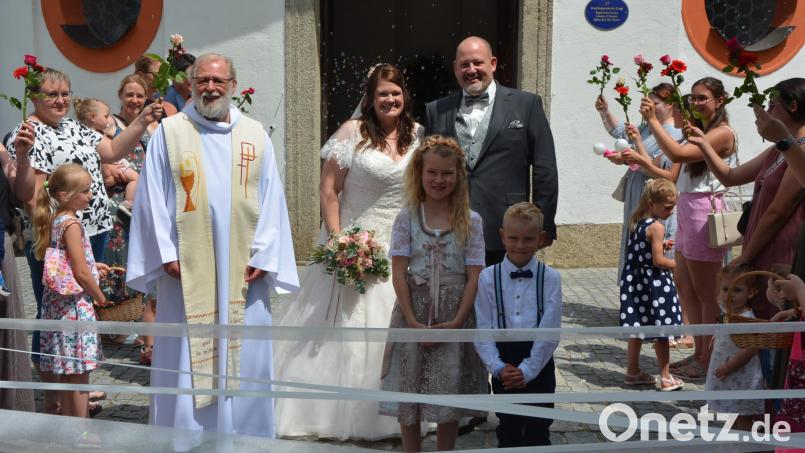 Carina und Alexander Rosner sagten am Samstagnachmittag in der Dreifaltigkeitskirche Kappl, ein Jahr nach der standesamtlichen Trauung, auch kirchlich zueinander Ja. Getraut wurden sie von Pater Benedikt Leitmayr. Bild: jr