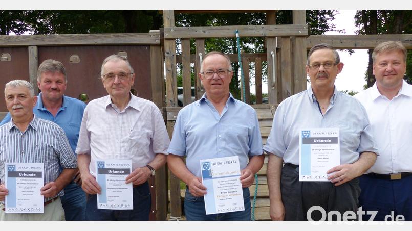 Der TuS Kastl ehrt einige Mitglieder (von links: Vitus Geitner, Vorsitzender Norbert Bleisteiner, Hermann Schwarzferber, der neue Ehrenvorsitzende Franz Jarosch, Hans Weig und Bürgermeister Stefan Braun. Bild: jp