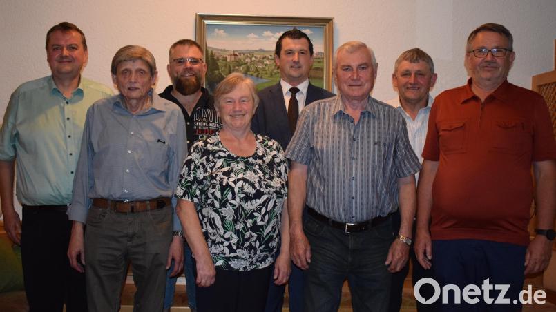 Die Gemeinde Trausnitz verlieh an eine Bürgerin und vier Büger die Verdienstmedaille der Gemeinde. Stefan Schatz wurde mit der Bayerischen Ehrenamtskarte ausgezeichnet.. Im Bild von links: 3. Bürgermeister Markus Lehner, Hans Danzl, Stefan Schatz, Anita Meindl, Bürgermeister Martin Schwandner, Hans Lehner, 2. Bürgermeister Josef Prechtl, Martin Wolf. Bild: bnr
