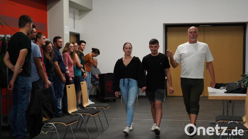 Am 16. Juni findet in Kemnath der Bauernmarkt statt. Ein Programmpunkt: Die Modenschau mit Tracht und Arbeitskleidung. Die Models: Mitglieder vom Ring junger Landwirte aus Kemnath. Als Coach hat die Stadt Kemnath Choreograf Gunnar Hagn aus Weiden engagiert. Hier gibt er Paula Wagner und Wolfgang Kopp Tipps. Bild: kaz