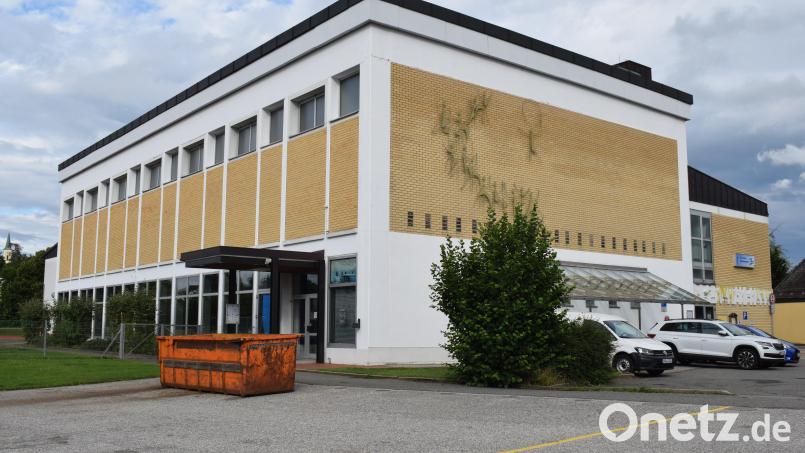 Die Generalsanierung der Turn- und Schwimmhalle steht dringend an. Die Generalsanierung soll 2025 in Angriff genommen werden. Das Aquafit-Becken würde sich links an das Hauptgebäude anschließen. Bild: bnr