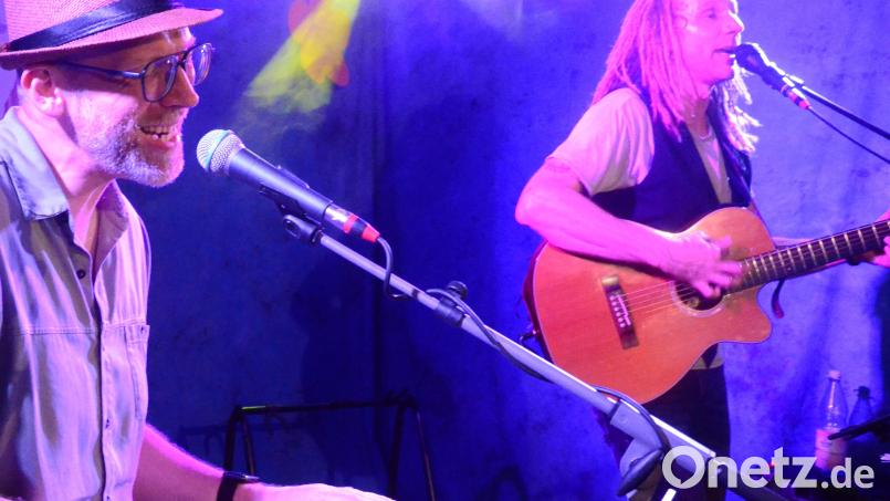 Hannes Wölfel und Stefan Haußner stehen auf der Paralpluie-Bühne. Bild: Kunz