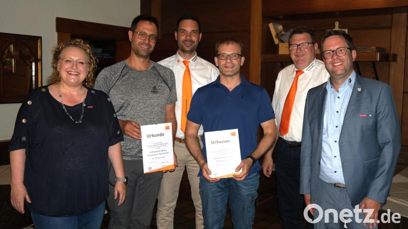 Bei der Ehrung (von links nach rechts): Claudia Mendel, Geschäftsführerin Kreishandwerkerschaft Schwandorf, Michael Bräu, Fabian Kraus, Obermeister der Schreinerinnung Schwandorf, Christian Bauer, Werner Schönberger, stellvertretender Obermeister der Schreinerinnung Schwandorf, und Florian Danzl, Kreishandwerksmeister. Bild: Rudolf Hirsch/exb