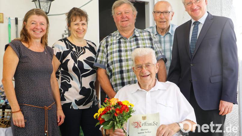 Jubilar Anton Seiler (sitzend) mit (von rechts) Bürgermeister Johannes Reger, Karl Hausner und Ernst Gallersdörfer von der Siedlergemeinschaft Erbendorf sowie vom Zitherclub Heidi Banzer und Veronika Hille. Bild: Jochen Neumann/exb
