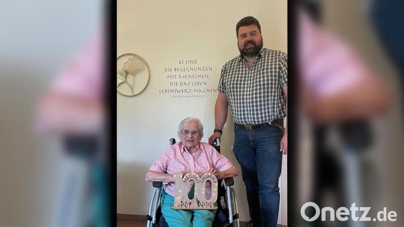 Ihren 100. Geburtstag feierte Charlotte Blendinger. Dazu gratulierte ihr auch Sulzbach-Rosenbergs Bürgermeister Stefan Frank. Bild: Maria Reiff-Zitzmann/exb