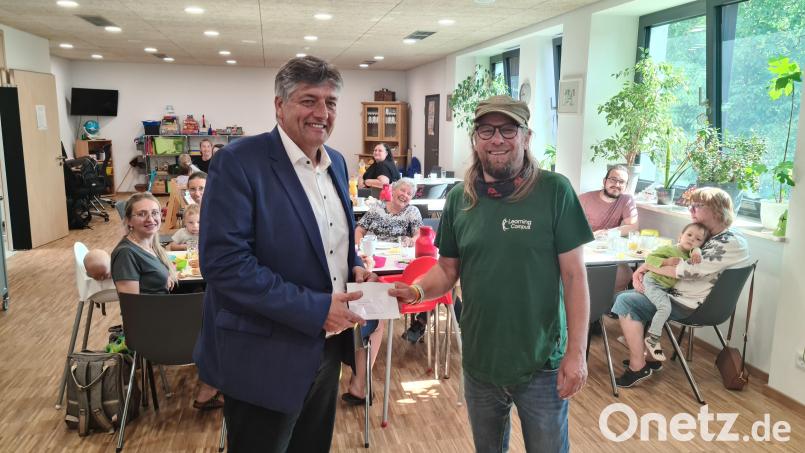 Bürgermeister Edgar Knobloch (links) überreicht Stephan Müller im Namen der Stadt 500 Euro für das Familienfrühstück von Learning Campus. Bild: sne