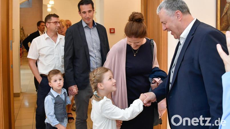 Reisingers Nichte Julia Schmidt (Zweite von rechts) gratulierte zusammen mit ihrem Mann Matthias und den Kindern Hannah und Peter. Bild: Petra Hartl