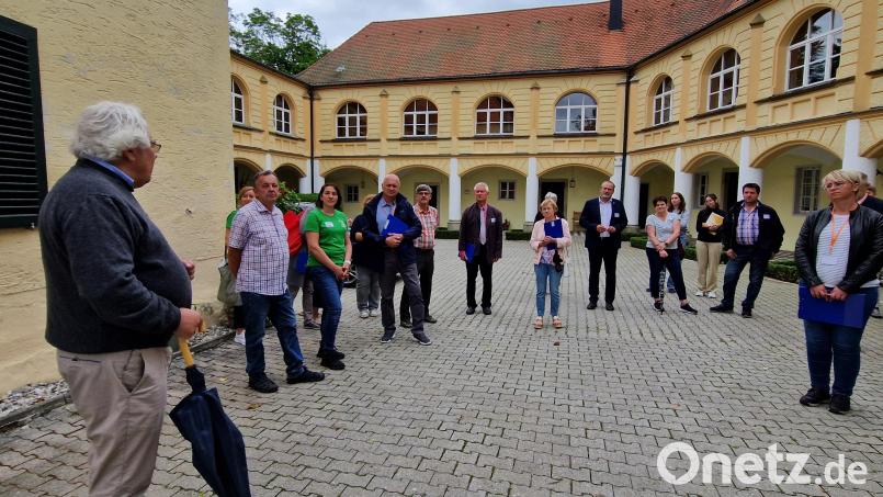 Burkhard Graf Beissel von Gymnich (links) zeigt der Bezirkskommission Gutenecks größte Attraktion: das Schloss. Bild: td