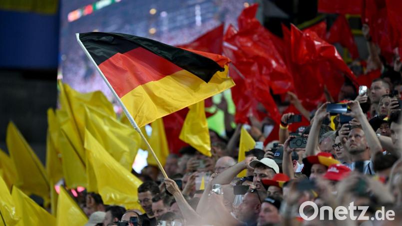 Viele Fans sorgen im Stadion für Stimmung. Sie wollen dabei keine Influencer unter sich. Bild: Bernd Thissen/dpa