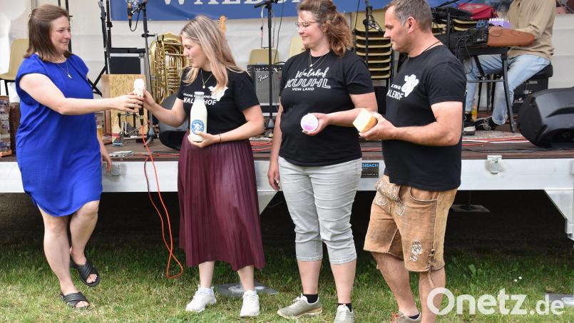 Conny Müller (links) stellt die Landwirtsfamilie Weig vom Walerhof aus Pilmersreuth an der Straße vor. Von diesem Heimat-Unternehmen kommen unter anderem Käse, Milch und leckeres Eis. Bild: ubb