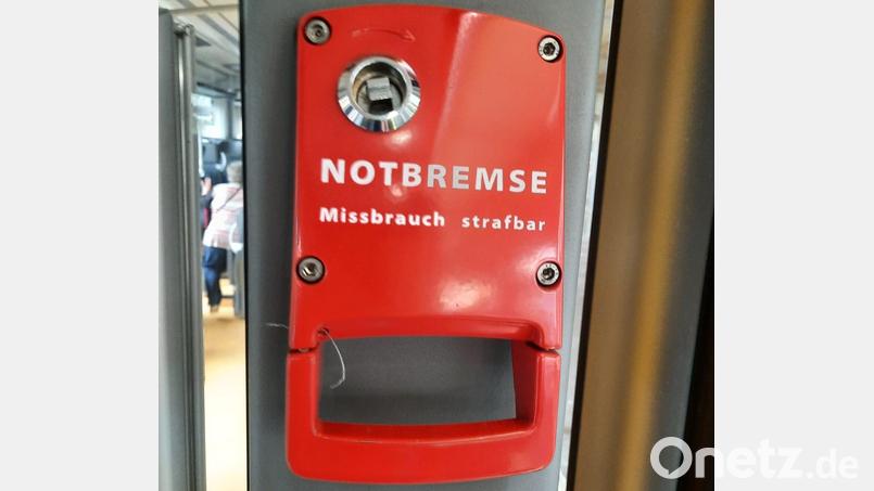Die betätigte Notbremse mit beschädigter Plombe. Bild: Bundespolizei/exb