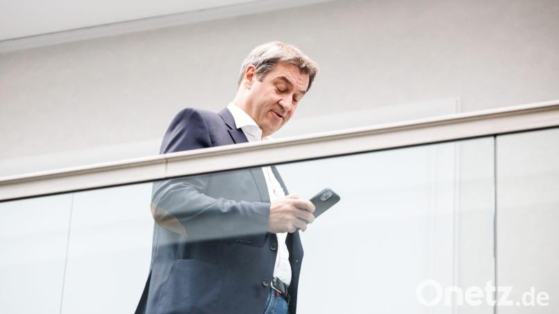 Ministerpräsident Markus Söder (CSU) mit seinem Smartphone in der Hand. Er ist in den sozialen Medien sehr erfolgreich. Archivbild: Matthias Balk/dpa