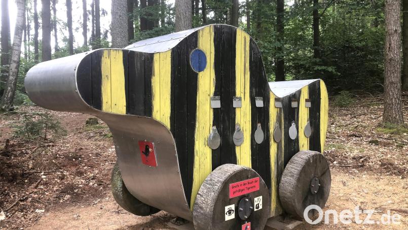 Bis vor Kurzem stand die Nachbildung der Kinderbuchfigur &quot;Tigerente&quot; am Waldbadeweiher. Nach dem Umzug wohnt sie jetzt - wieder als Teil des Walderlebnispfades - in einem gut erreichbaren Waldstück in Güttern. Bild: wro