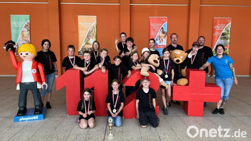 Auf dem Bild sind die Erbendorfer Teilnehmer und ihre Betreuer nach der Siegerehrung mit ihren Medaillen und Urkunden abgebildet. Bild: Natalie Wölfl/exb