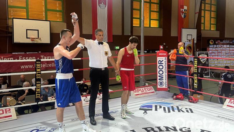 Eric Propp (links) mit seinem Viertelfinalgegner Emir Dinaj (rechts) bei der &quot;Deutschen&quot; in Königsbrunn. Bild: mzi
