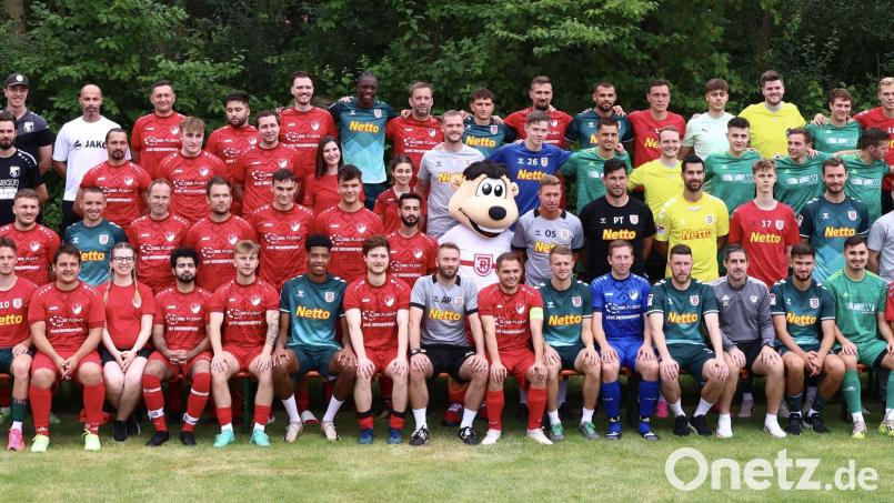 Die vier teilnehmenden Teams beim Jahn-Partnertag in Mintraching: Rechts sitzen die Kicker des FC OVI/Teunz. Bild: Janne