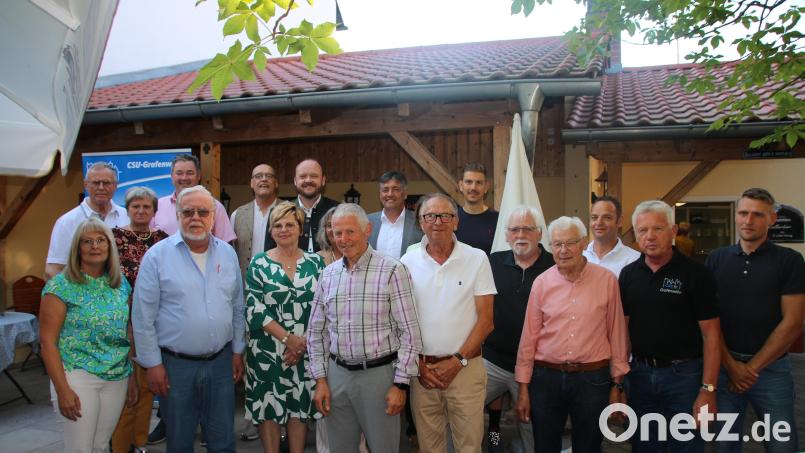 CSU-Ortsvorsitzende Anita Heßler (links) zeichnete viele langjährige Mitglieder für ihre Treue aus. Bild: sne/exb