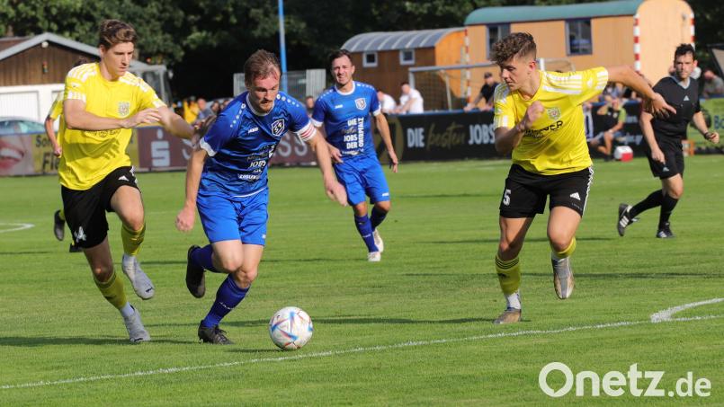 Der Etzenrichter Goalgetter Martin Pasieka dribbelt in einem Punktspiel der vergangenen Bezirksligasaison an Hahnbacher Abwehrspielern vorbei. Sowohl der SV Etzenricht als auch der SV Hahnbach wollen in der Spielzeit 2024/25 um die vorderen Plätze mitspielen - was auch für die SV Grafenwöhr gilt. Bild: war