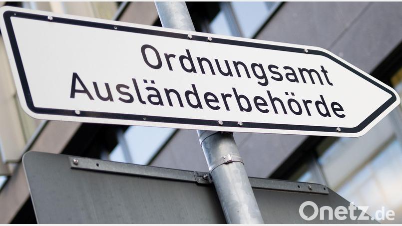 Weil er zu Auswärtsspielen seiner Fußballmannschaft mitfuhr und damit gegen die Auflagen der Ausländerbehörde - hier ein Symbolbild - verstoßen hat, musste sich ein Asylbewerber vor Gericht verantworten. Symbolbild: Sebastian Gollnow/dpa