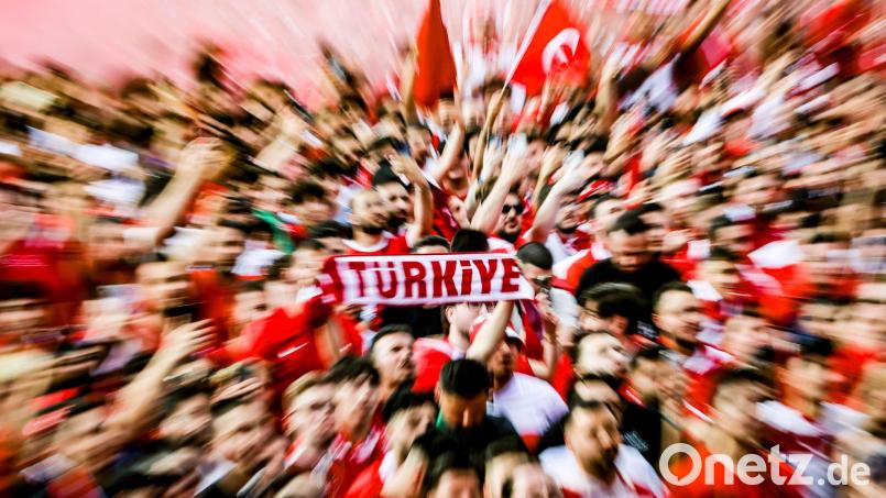 In München und vielen anderen bayerischen Städten haben Fans der türkischen Nationalmannschaft bis in die Nacht den Sieg ihrer Mannschaft gefeiert. (Symbolbild) Bild: Christoph Reichwein/dpa