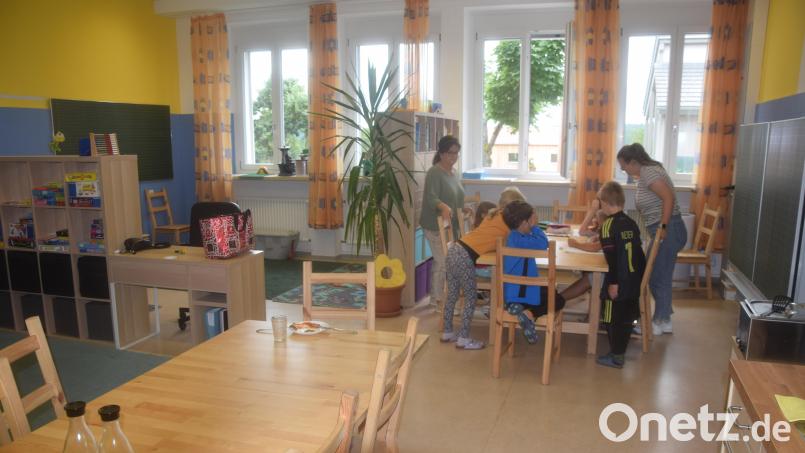 Schön für die Kinder eingerichtet ist der Raum für die Mittagsbetreuung an der Grundschule Leuchtenberg. Derzeit sind Anja Schwabl (links) und Franziska Kappl (rechts) noch dafür verantwortlich. Im neuen Schuljahr ist dann die &quot;gfi&quot; in Weiden der neue Träger. Bild: fz