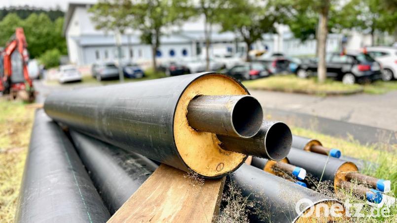 Die Rohre für das Wärmenetz von der Bildstraße zur Stadthalle liegen eigentlich schon bereit. Doch die Entscheidung des Stadtrats, den Anschluss bald anzugehen, steht noch aus. Bild: Gabi Schönberger