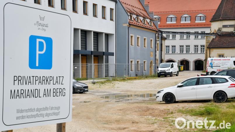 Das Bürgerspital-Areal in der Amberger Altstadt. Derzeit nutzt das benachbarte Hotel noch die Fläche als Parkplatz. Für die Ausschreibung der Bebauung haben sich zwei Bewerber gemeldet. Bild: Petra Hartl