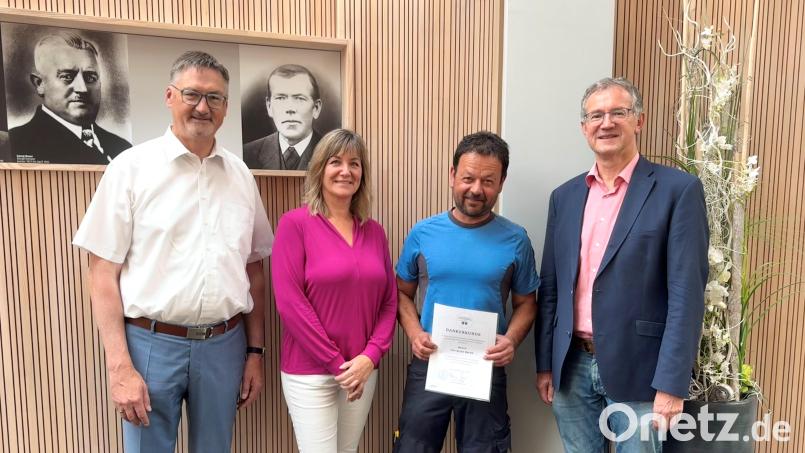 Personalleiterin Christine Rank (Zweite von links), Vorsitzender Franz Grabinger (rechts) und Bürgermeister Hans Prechtl (links) gratulierten Christian Barth (Dritter von links) zum 25-jährigen Dienstjubiläum. Bild: Tobias Reitmeier/exb