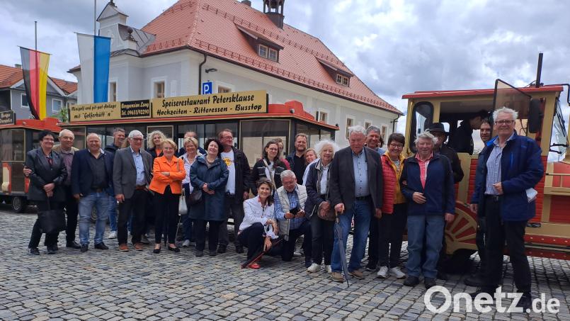 Die Arbeitsgemeinschaft Unternehmensführung besuchte die Zoiglstadt Mitterteich. Auch eine Fahrt mit dem &quot;Express&quot; der Petersklause (im Hintergrund) gehörte zum Programm. Bild: AGU/exb