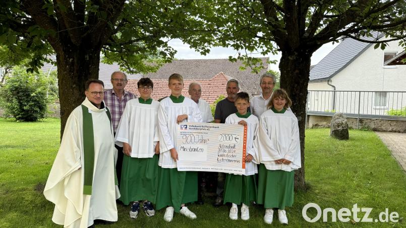 Die Mitglieder der Vorstandschaft Georg Ertl, Günther Gollwitzer, Wolfgang Binder und Heinrich Frischholz übergeben die Spende an die Ministranten Felix und Sina Bayerl, Benjamin Zeller, Johannes Gruber und Dekan Alexander Hösl. Bild: Karin Bayerl/exb