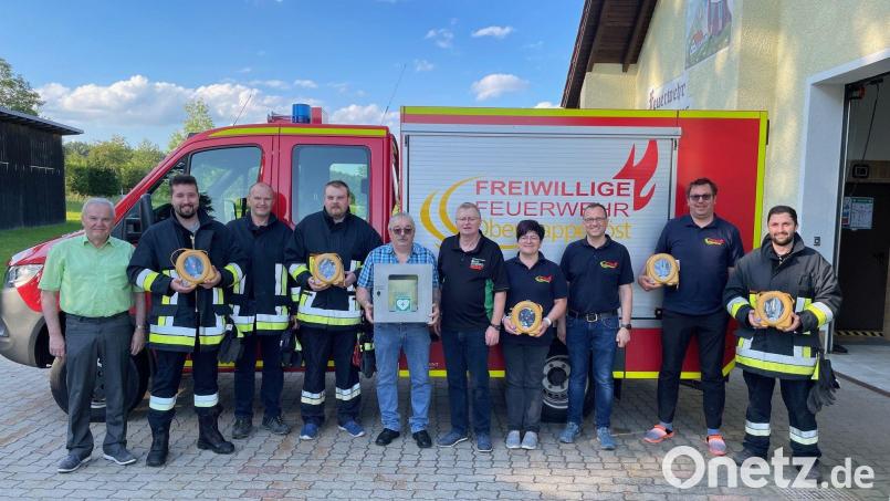 Vertreter der Feuerwehr Oberwappenöst mit EHS-Geschäftsleiter Hermann Krisch (Sechster von links) sowie Bürgermeister Günter Kopp (links) bei der Übergabe der Defibrillatoren. Bild: Feuerwehr Oberwappenöst/exb