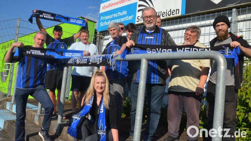 Hier standen sie früher und hierher wollen sie wieder zurück: Die in die Jahre gekommenen &quot;Schwarz-Blauen Jungs&quot; im Block A im Spardabank-Stadion. Bild: Kunz