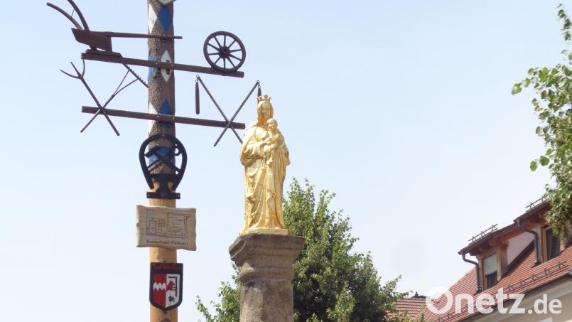 Neu vergoldet: Die Madonna auf der Marienstatue, die den Winklarner Marktplatz ziert. Bild: amö