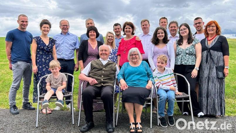 Im Kreise seiner Familie feierte Rudolf Fink (vorne, Zweiter von links) 85. Geburtstag und vor kurzem mit Ehefrau Monika (rechts daneben) den 60. Hochzeitstag. Glückwünsche überbrachten auch Stadtpfarrer Thomas Kraus (Achter von rechts) und Bürgermeister Roman Schäffler (Vierter von links). Bild: Stefan Prechtl/exb