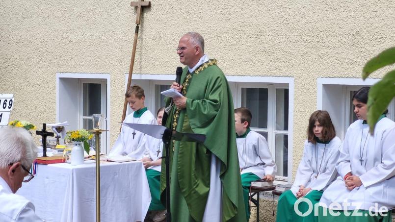 Pfarrer Roland Klein wies in seiner Predigt darauf hin, wie wichtig es sei, zu helfen. Bild: dlu